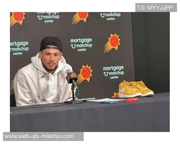 库里赛前训练穿上布克首款签名鞋Book1迎战太阳队展现默契配合 库里赛前训练穿上布克首款签名鞋Book1迎战太阳队展现默契配合